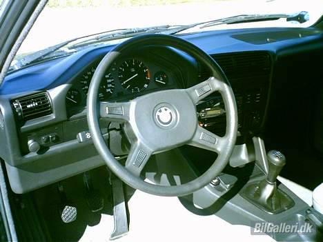 BMW 318i E30 *Solgt* - Rattet er meget glat.. tror det skal skiftes ud med et M-tech2 billede 6