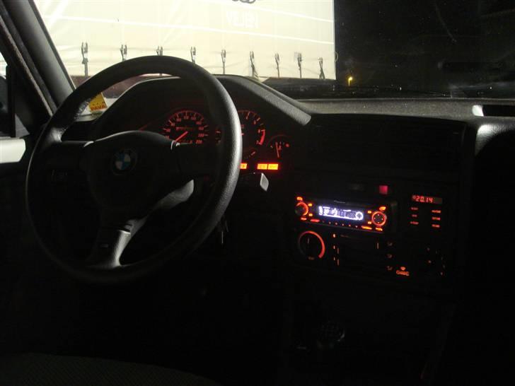 BMW 318i E30 *Solgt* - Har med tiden fået mit nye rat og det er sku for lækkert. Radioen er en Pioneer, ville have en der passede i farverne til interiør-belysningen. billede 7