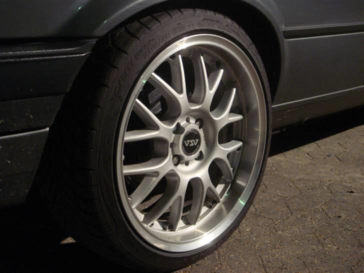 BMW 318i E30 *Solgt* - 17" med kant, stilen passer fortrinligt til Bimmeren :) billede 9