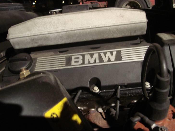 BMW 318i E30 *Solgt* - Har gjort lidt ud af ventildækslet. Malet og slebet så det ser fint ud. billede 10