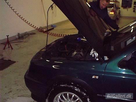 VW Golf 3 [Solgt] - Dette billede er taget i begyndelsen af projektet, her er den ved at blive sænket (Vinterhi) billede 18