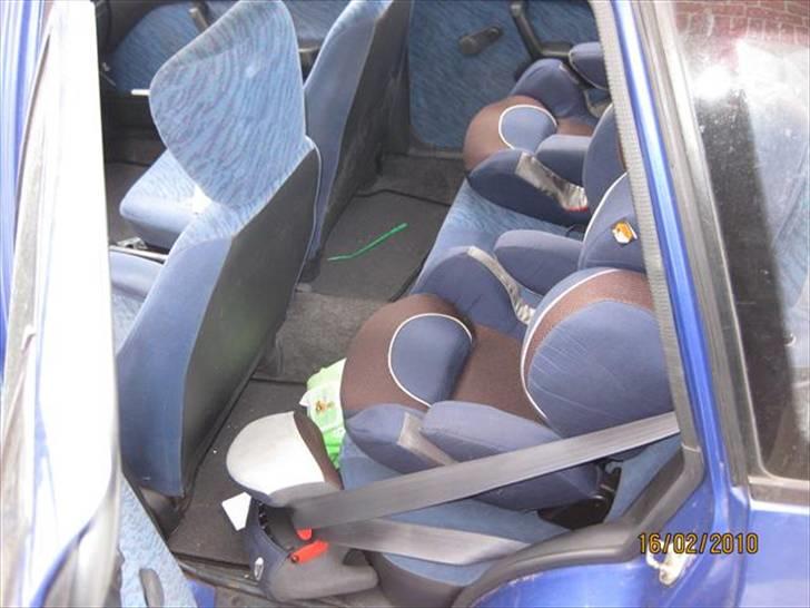 Suzuki Swift GLX SF310 - Lyder mærkeligt, men der er mere plads til barnefødder, end i vores 306 stc. billede 6