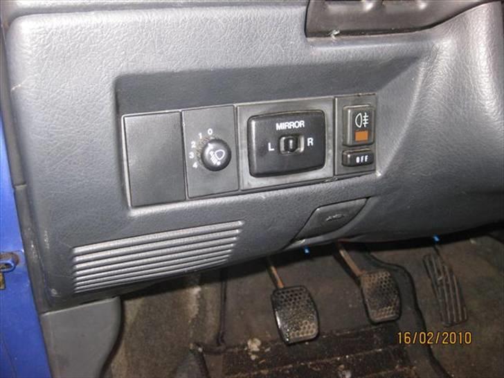 Suzuki Swift GLX SF310 - Indstilling til spejle og højdejustering af forlygter samt tænd af tågebaglygter billede 17