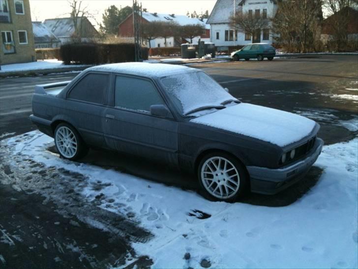 BMW E30 320i SOLGT billede 2