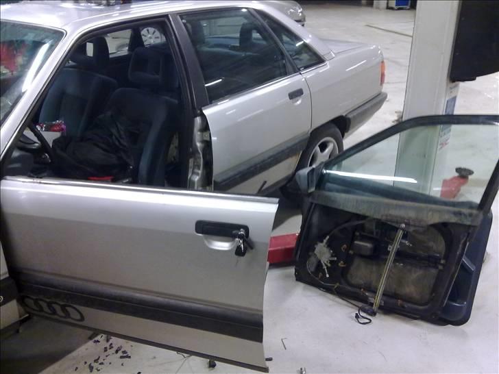 Audi 100 2,2 Turbo - SOLGT! - Rep. af ledninger til elruder :P billede 19