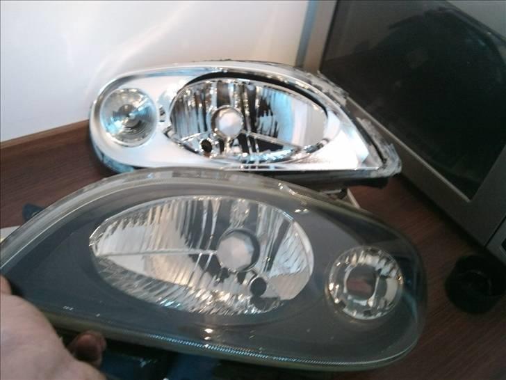 Citroën Saxo VTS *Solgt*  - Orginal forlygte som kæresten har infarvet... Så skal den anden lige laves. Skal nok blive nice :)  billede 8