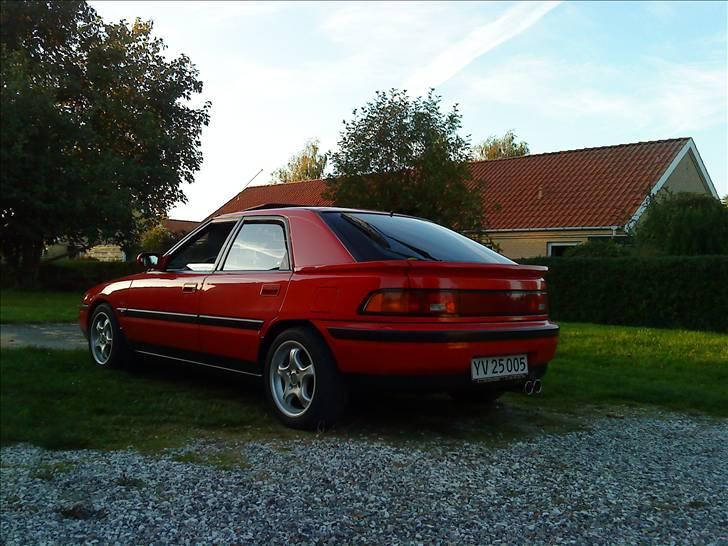 Mazda 323 F GLX - Den står rigtig flot sådan her billede 8