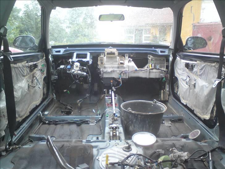 Honda Civic VEi - Ud med grå kabine så der er plads til den sorte kabine. billede 8