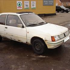 Peugeot 205 skroted