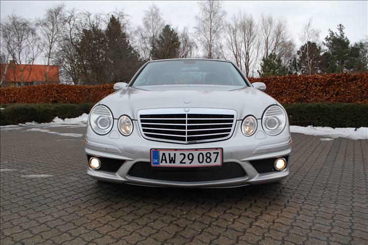 Mercedes Benz E55 AMG  - Faceliftet front. Der siger flyt dig fra vejbanen  billede 1