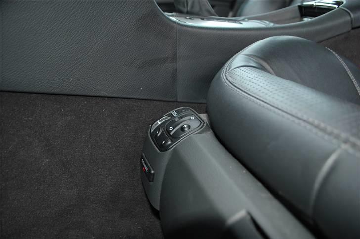 Mercedes Benz E55 AMG  - Airdynamiske sæder så man ikke falder til siderne i skarpe sving med højfart.  billede 7