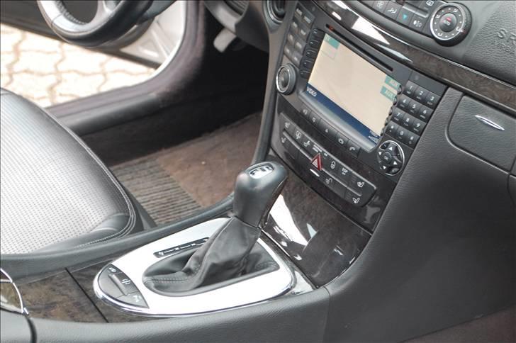 Mercedes Benz E55 AMG  - kontakten på gear knoppen er en Start/Stop til de vilde heste :) billede 11