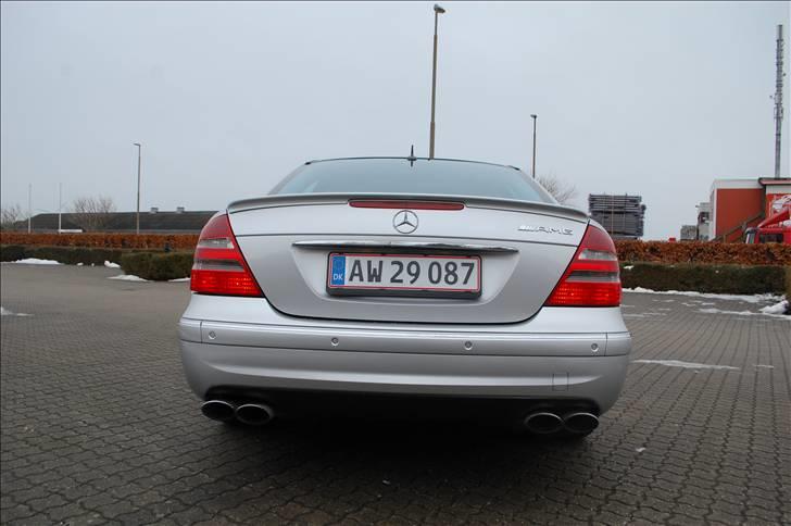 Mercedes Benz E55 AMG  - De 4 udstødninger er bare det smukkeste ved den bagende  billede 12