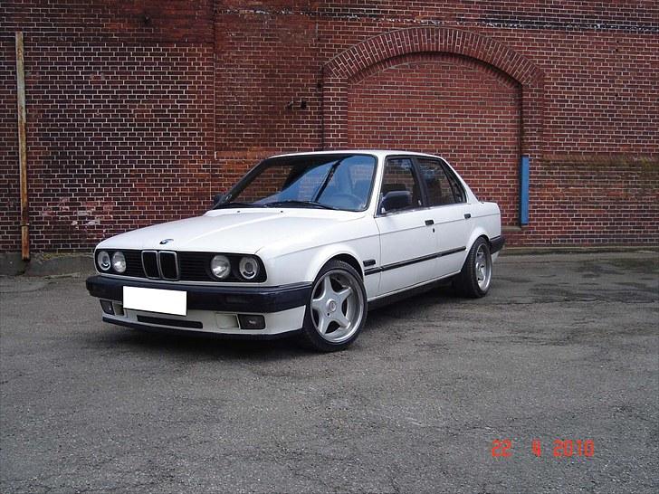 BMW E30 320i billede 1