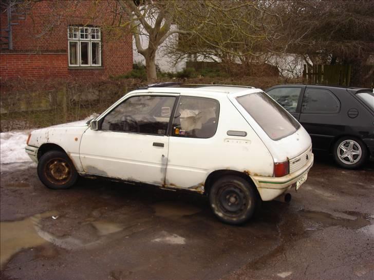 Peugeot 205 skroted billede 1