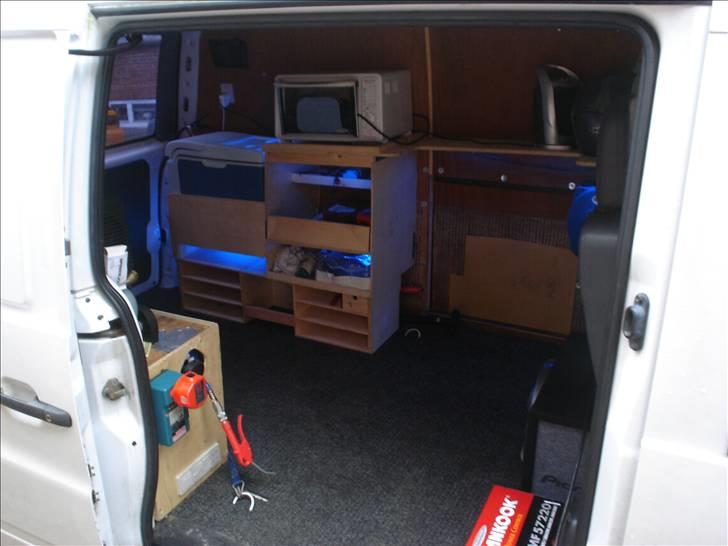 Mercedes Benz Vito 110D - Kompressor systemet er afmonteret af hensyn til brugspladsen. billede 9