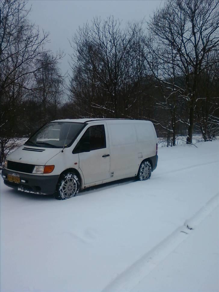 Mercedes Benz Vito 110D - Sne er ingen hindring. Bare det ikke er så dybt at den står på bunden. billede 10