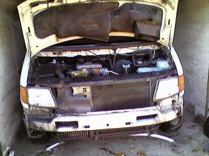 Mercedes Benz Vito 110D - Ja der blev jo efterlyst et motorbillede. Men det er jo ikke just imponerende. billede 16