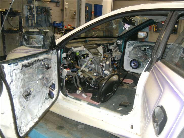 Mazda 323F BA - det skal gøre ondt, før det gør godt :-) maler i morn :-) billede 8