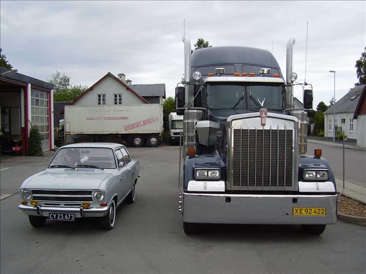 Opel Kadett B - her kan man rigtig se det er en lille bil billede 5