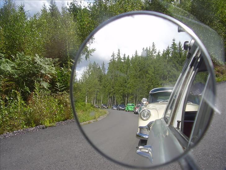 Opel Kadett B - et billede af udsynet i sidespejlet ved indkørslen til et træf i sverie billede 6