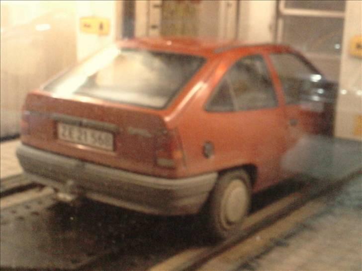 Opel Kadett E  - I vaskehallen for at få den helt store tur (:  Den var jo næsten helt hvid af salt . billede 2