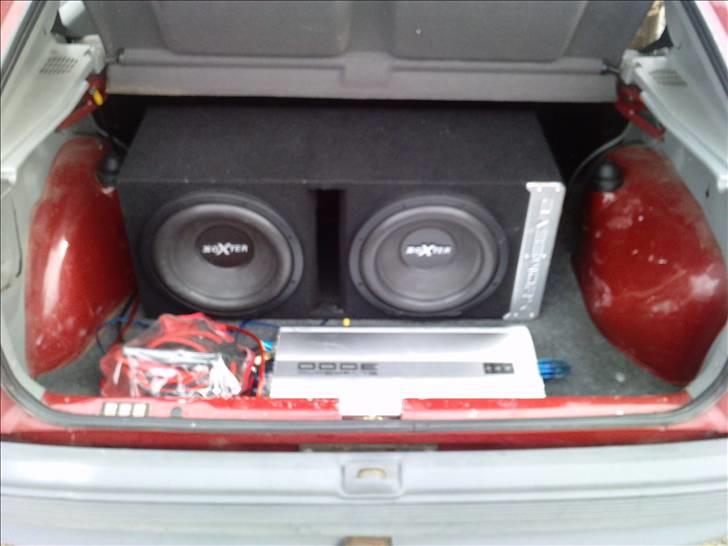 Opel Kadett E  - subwooferne :b med forstærkeren .  billede 14