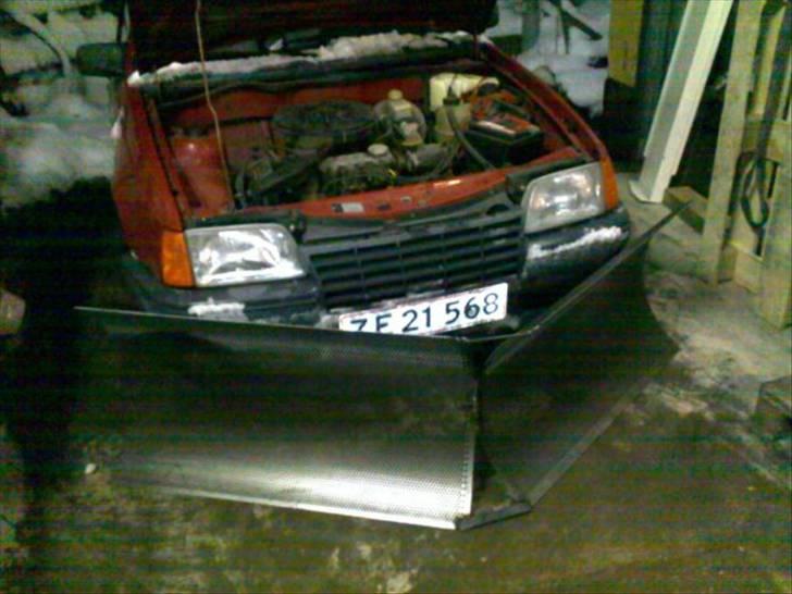 Opel Kadett E  - Fyrene som havde en god idé . Masser sne = man sidder fast ? .. nææh nej , Kadett , - nu med egen sneplov :b billede 16