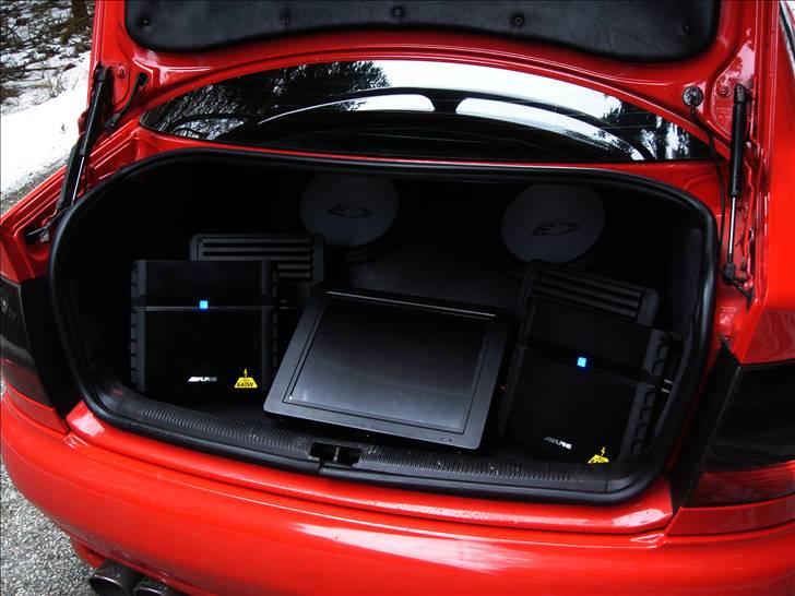 Audi A4 B5 - ICE installationen i bagagerummet. blær med 15" skærm! billede 3