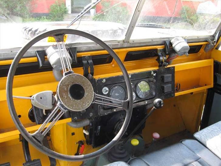 Land Rover SIIA 88" - Ingen comfort, ren arbejdsvogn. Bemærk de to viskermotore i forruden. billede 5