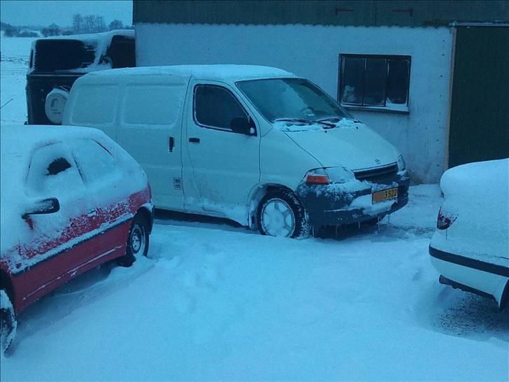 Toyota Hiace 2,4 TD. AUT. - Efter en god tur ude i det høje sne, Hiace´en går sku til vaflerne igennem . billede 9