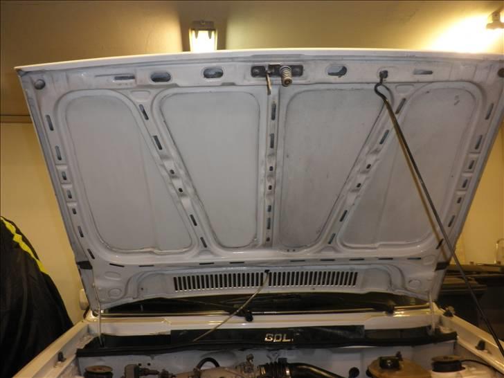 VW VW Golf 1 cab. - Motor hjelm under polering. Halv færdig, man kunne se hvorlangt man kom. ;O) billede 5