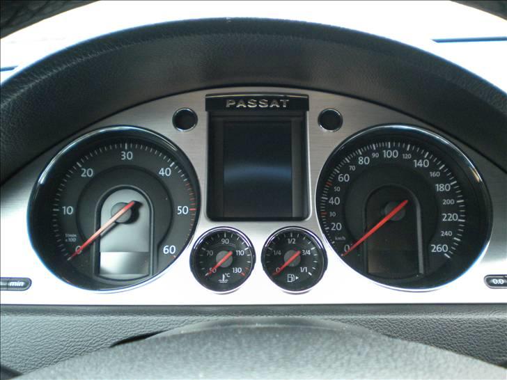 VW Passat 2.0 TDI Highline (Solgt) - De smukke og letaflæselige intrumenter med blå og rød belysning billede 14