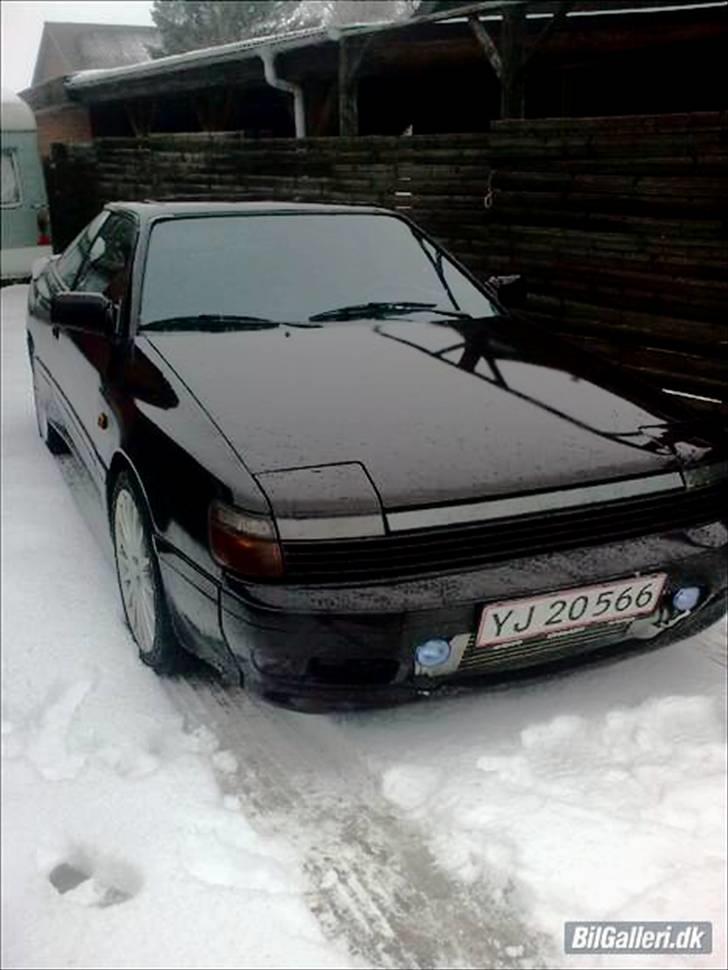Toyota Celica GT-Four (Kaspers) - Der står den lige nu, d 26/3 2010 skal den i stalden og motoren skal have en tur med grovfilen :-) billede 2