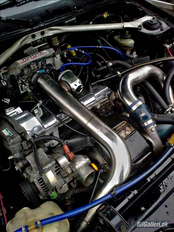 Toyota Celica GT-Four (Kaspers) - Føj for et motorrum, godt det skal skilles ad..! billede 3