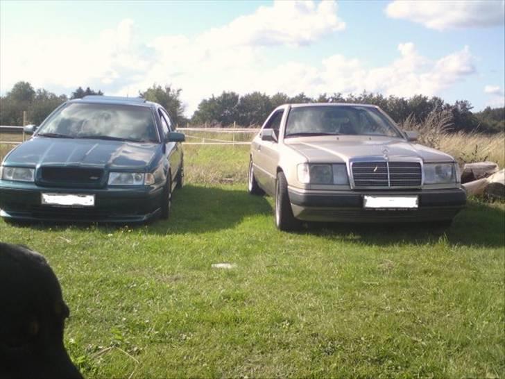 Skoda Octavia *Solgt* - Her holder vognen ved siden af min kærestes gamle mercer :D billede 17