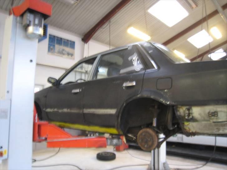 Mazda 323 skrottet R.I.P. - er i gang med at skrælle den inden skrot billede 10