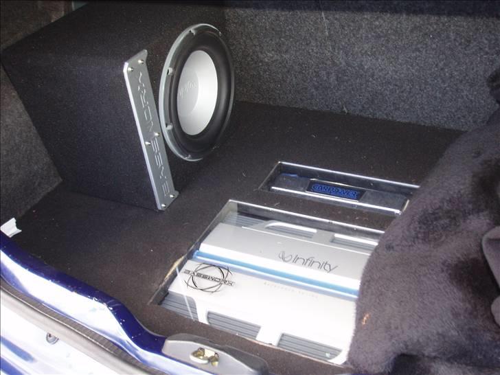 Renault Megane coupe - Min reserve bass 10" er meget kontant i lyden.  billede 7