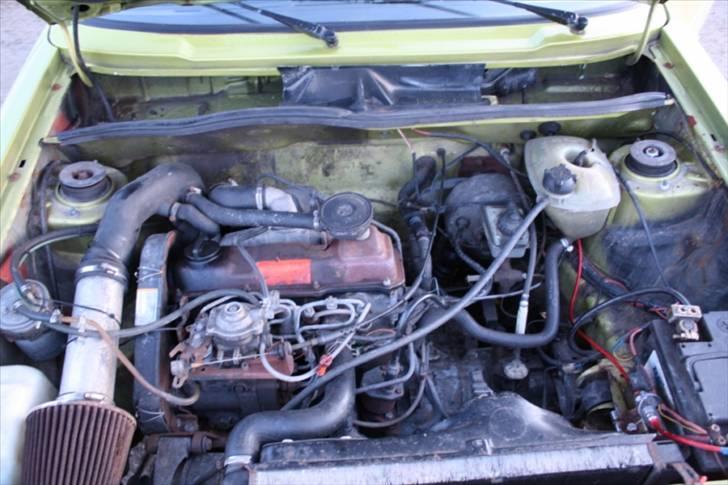 VW Caddy mk. 1 - Det obligatoriske motorrumsbillede. Her vil der ske en del ændringer! Jeg kan ikke leve med at det ser sådan ud! billede 6