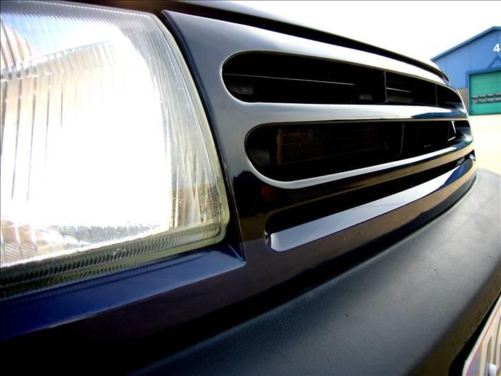 VW       Vento GL SOLGT - front dellakeret i bilens farve (gamle lygter) billede 12