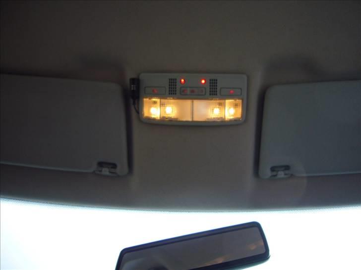 VW       Vento GL SOLGT - Original W12 loftlampe med lys i knapperne og røde dioder til kabine-skær.. billede 13