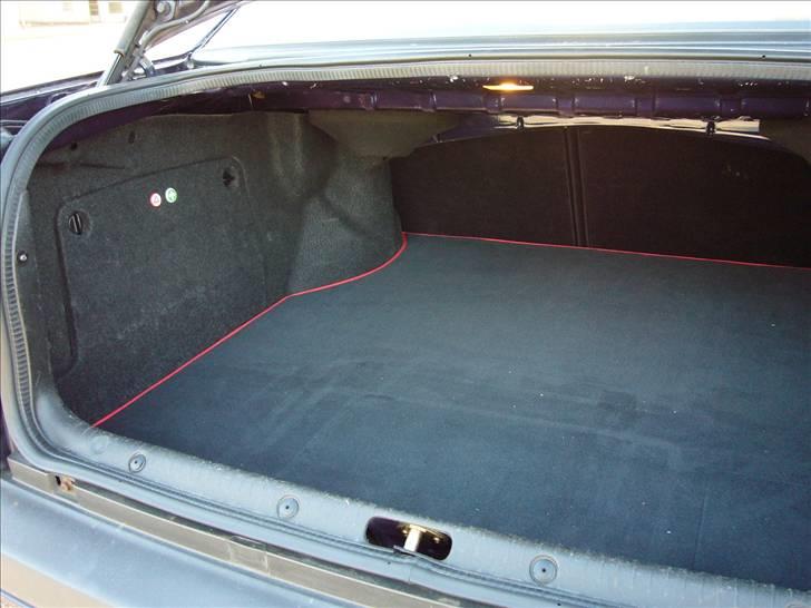 VW       Vento GL SOLGT - siderne farvet i sort.. specialsyet måtte, med rød kant. Højttalerne indækket (skjult) billede 15