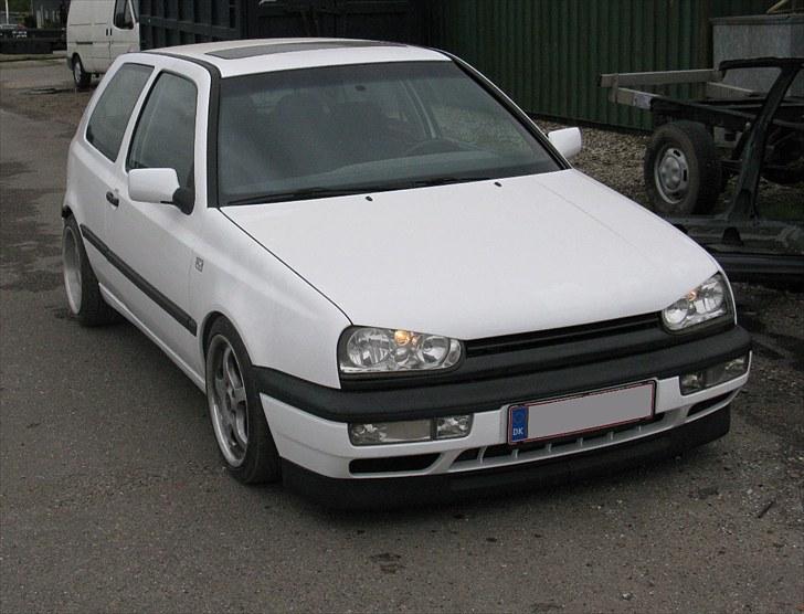 VW Golf III - Nu begynder det at ligne en bil igen :) billede 1