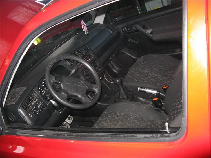 VW Golf III - Ikke pæn derinde, efter lang vinter med soltag åben, men nu er den tør igen :) billede 8