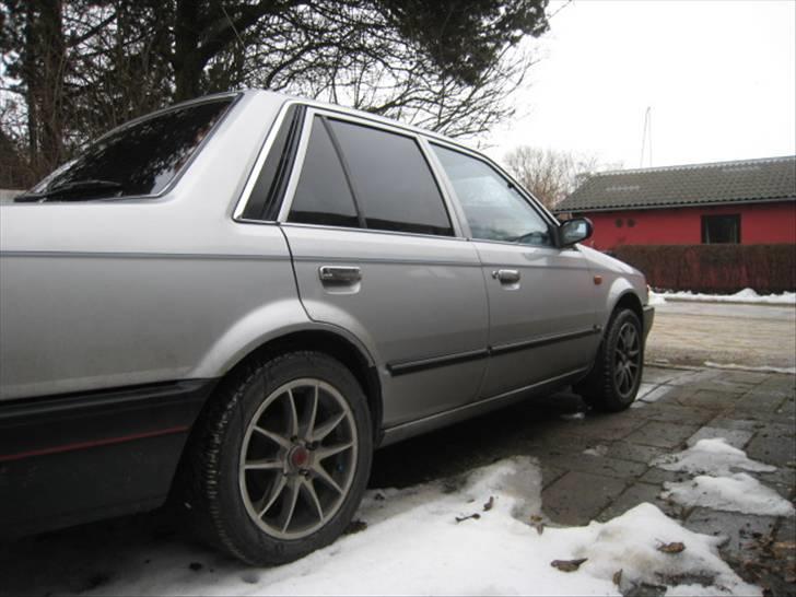 Mazda 323 LX projekt (solgt) - mine dejligt skæve thansen fælge... håber på nye billede 8