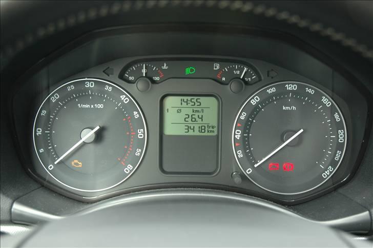 Skoda Octavia Combi Elegance - Udsigten fra førersædet. 26.4 km/l den er god nok. =) billede 13