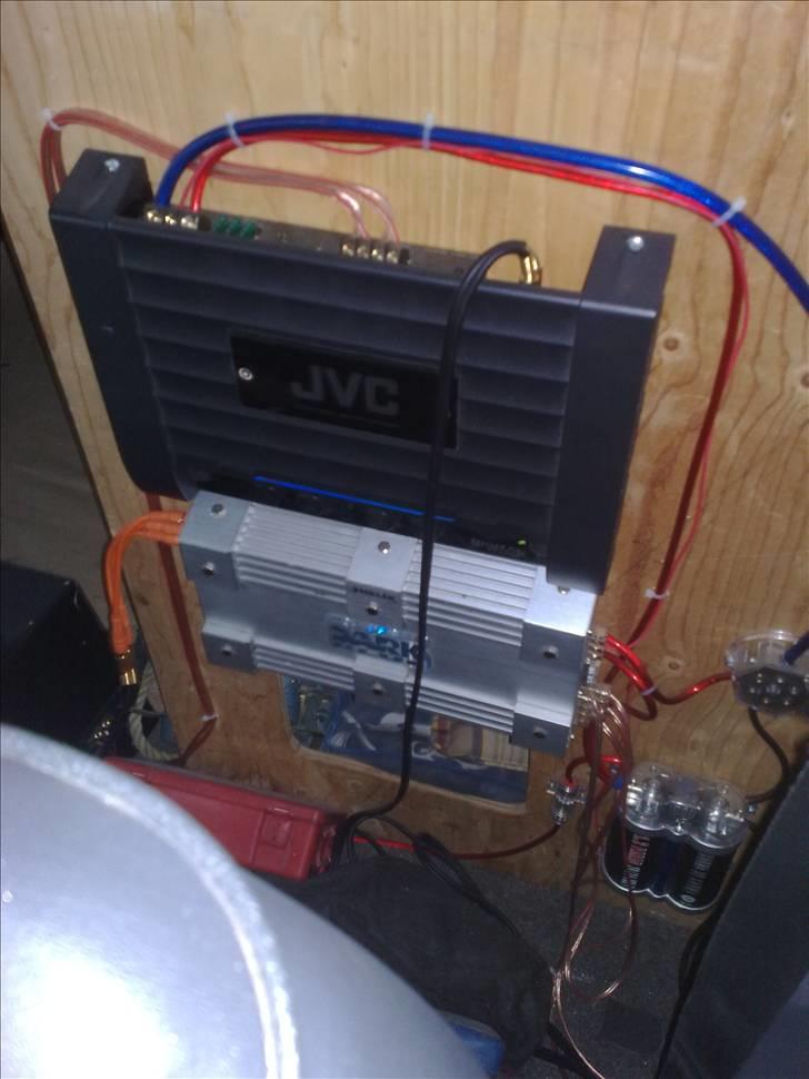 Fiat Ducato Combinato 14 - Forstærkere monteret bag førersædet billede 14