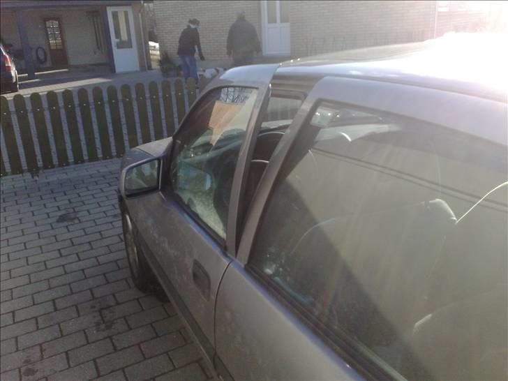 Opel Vectra A CDX - Sådan ser en Vectra ud efter tyveriforsøg billede 5
