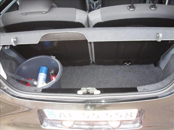 Toyota Aygo Plus Blackline - Bagagerummet. Ikke så stort, men har ikke brug for mere. Læg lige mærke til spanden, som beviser at den rent faktisk er nyvasket på billederne :-)  billede 8