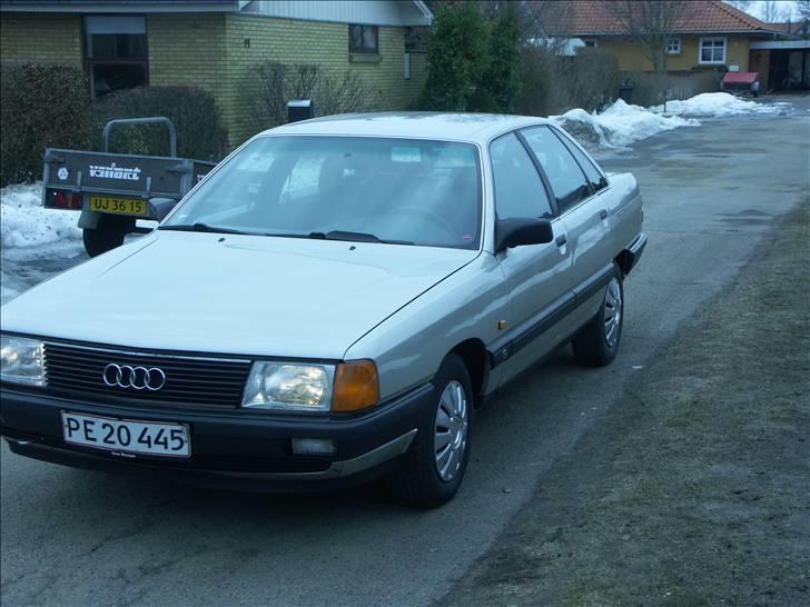 Audi 100 2,3E - Ikke mange fejl på bilen. en lille lakskade i højre hjørne og lidt falmet korm på kølegitteret  (Bilen er ikke poleret på billedet) billede 19